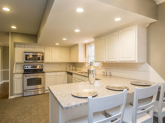 3rd image of 105 Plumtree Ct
