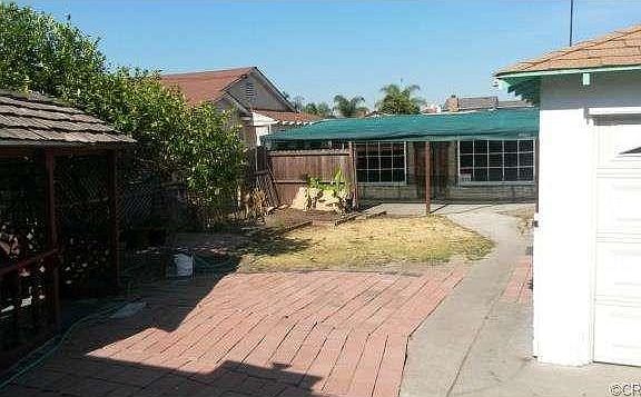 Entry to backyard