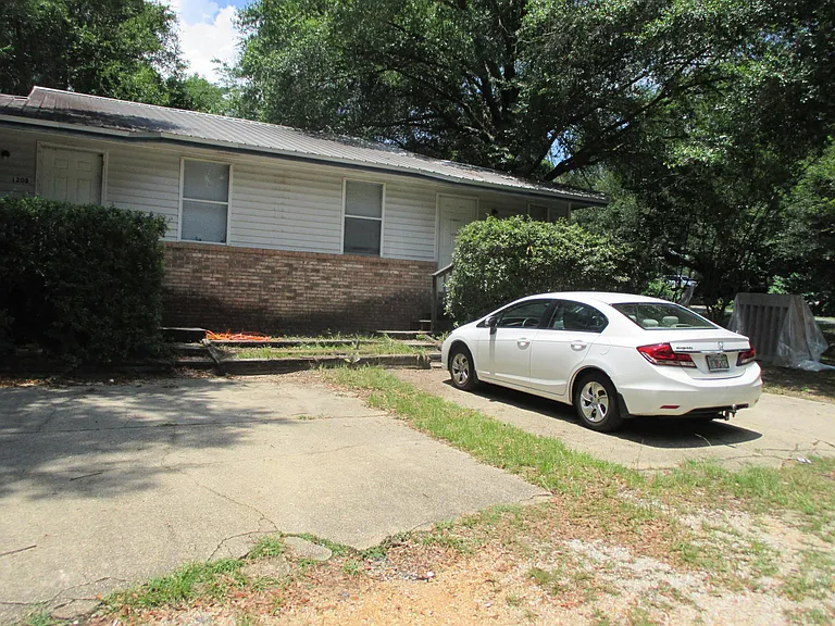 120 Brentwood Ln — Photo 1