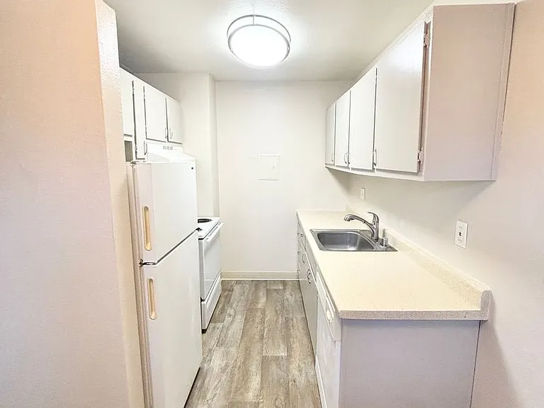 Park Place Apartments, Where Modern Comforts and Charm Meet! — Photo 18