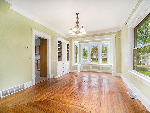 4th image of 5788 Comstock Ave
