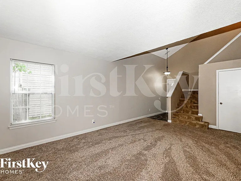 10855 Walnut Grv — Photo 4