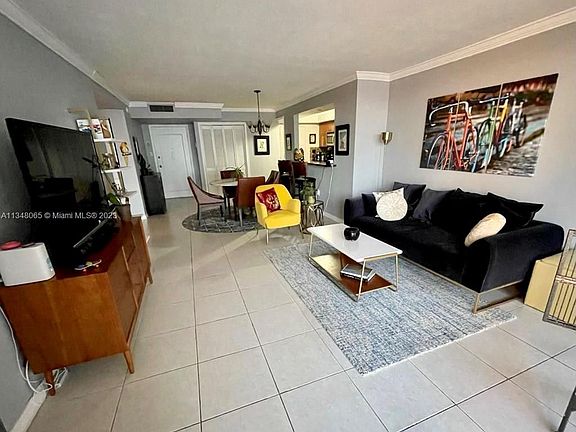 3rd image of 18071 Biscayne Blvd APT 302