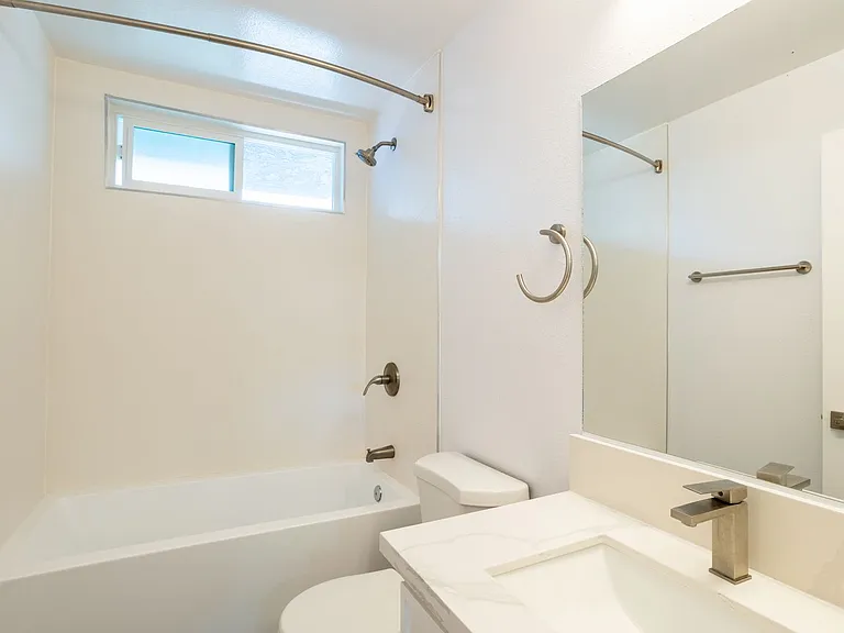 110 S Sweetzer Ave — Photo 53