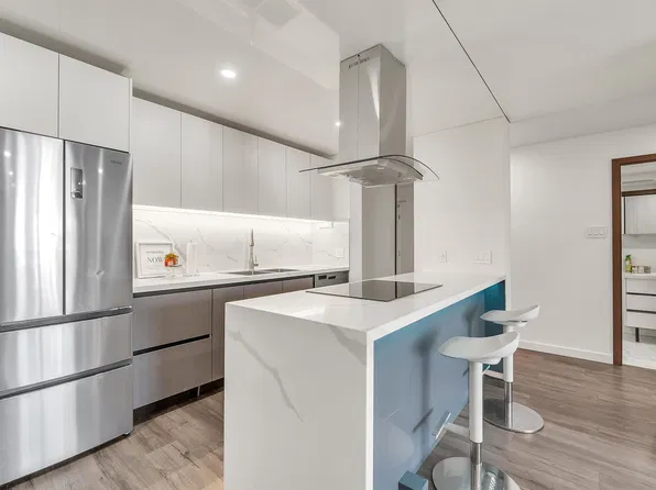 2016 Fullerton Ave #1207, North Vancouver, BC V7P 3E6