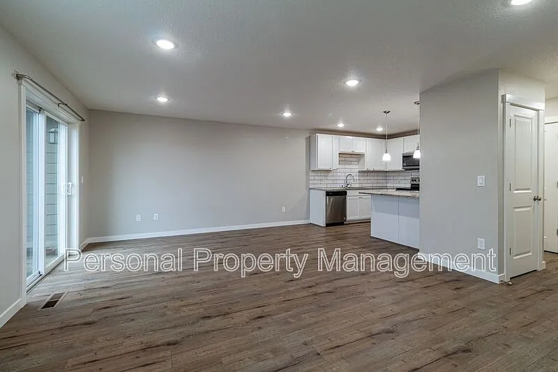 3 bed, 2.5 bath, 1667 sqft, $2,395 — Photo 3