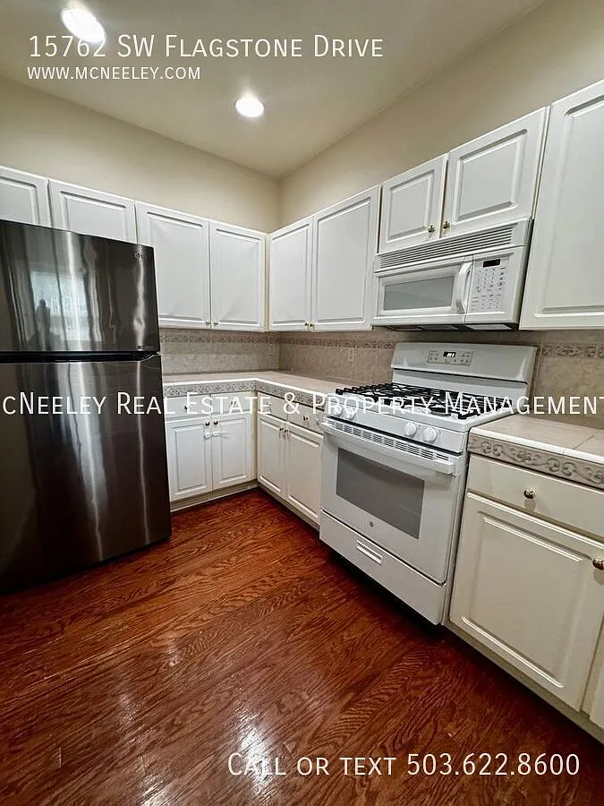 $600 OFF Your First Month's Rent This Charming Sexton Mt Town Home Won't Last Long! — Photo 3