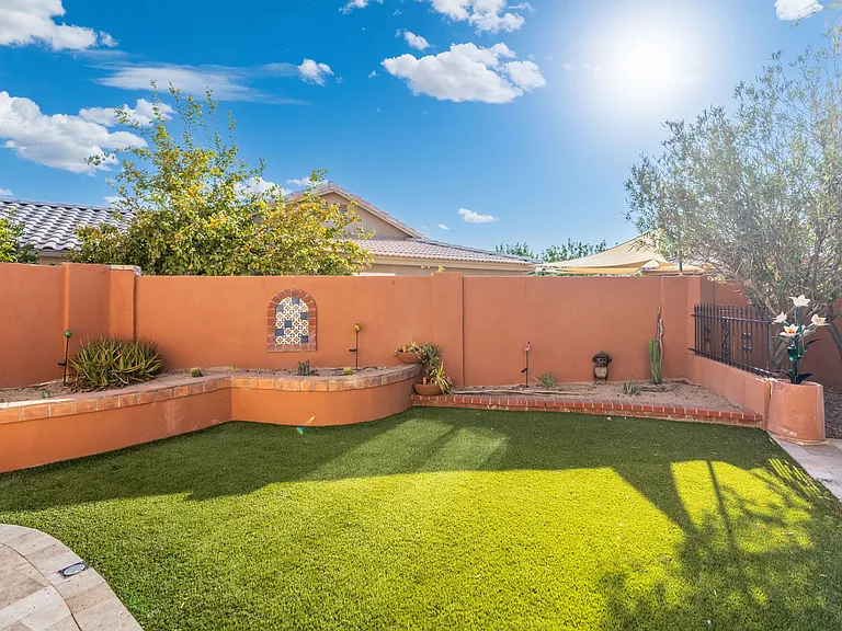 372 W Amoroso Dr — Photo 116