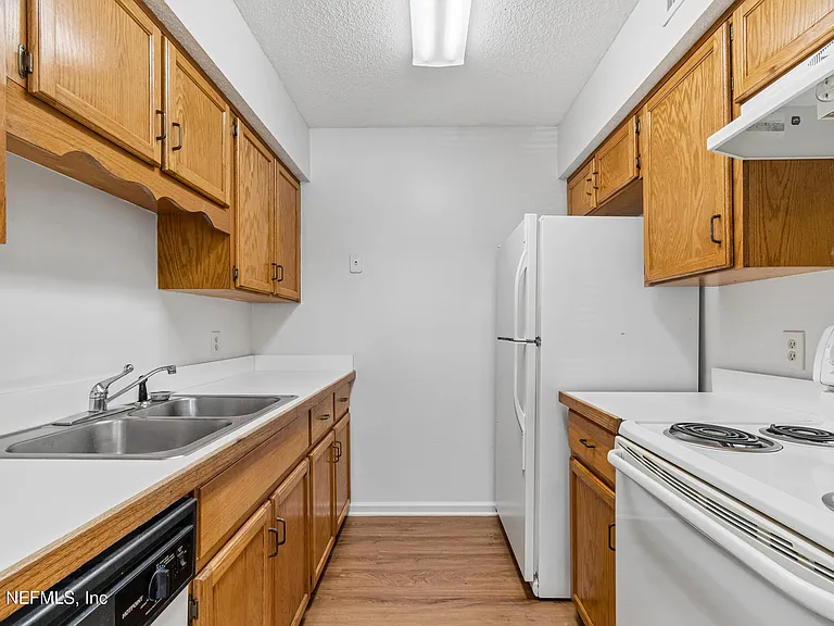 702 Meadowbrook Dr #2 — Photo 6