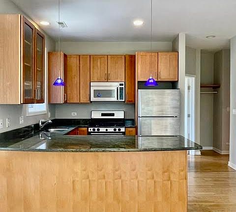 2nd image of 1150 N Hoyne Ave APT 2