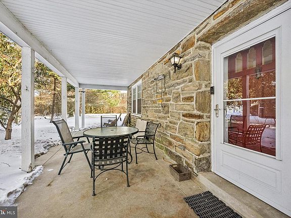 3rd image of 1039 Wellington Rd