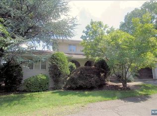 39 Bluff Rd, Fort Lee, NJ 07024