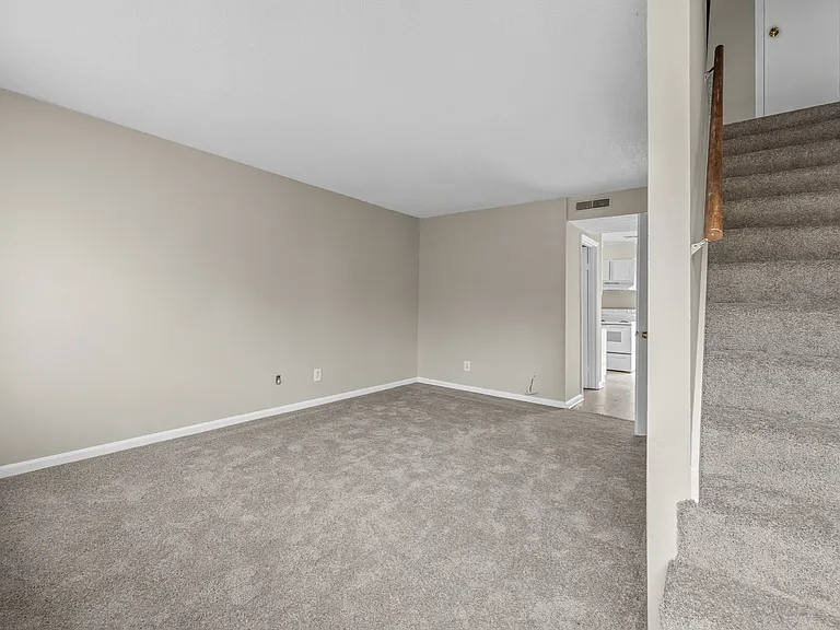 Country Club Apartments — Photo 7