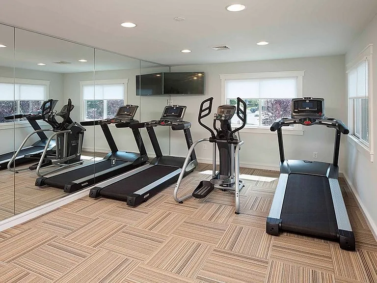 Yardley Crossing Luxury Apt and Townhomes — Photo 5