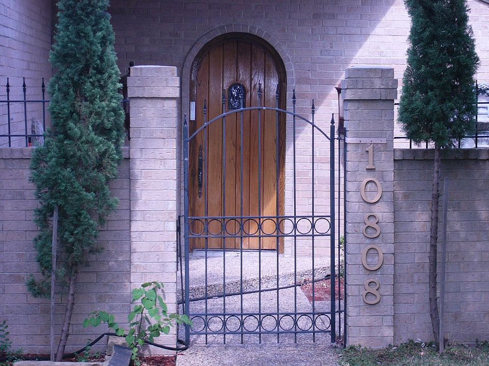 Front Entry w/ Water Feature