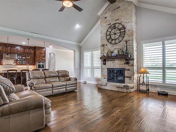 4th image of 770 Sierra Dr