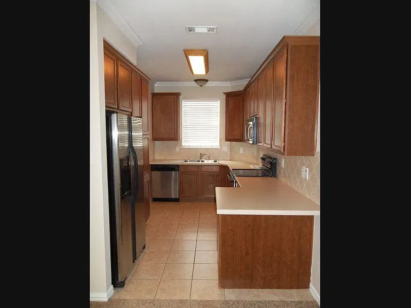 3 bed, 2.5 bath, 1400 sqft, $2,200 — Photo 4