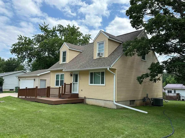 210 Oak St, Waverly, IA 50677