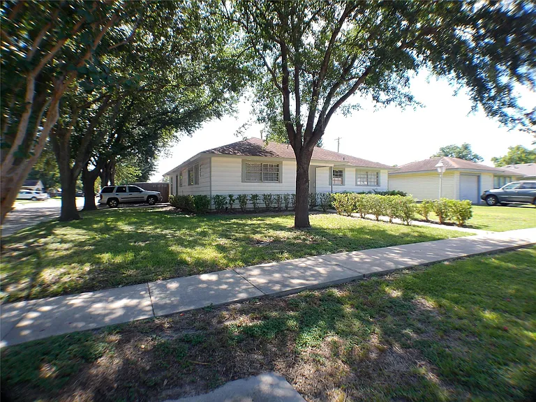 1301 Glenmore Dr — Photo 27