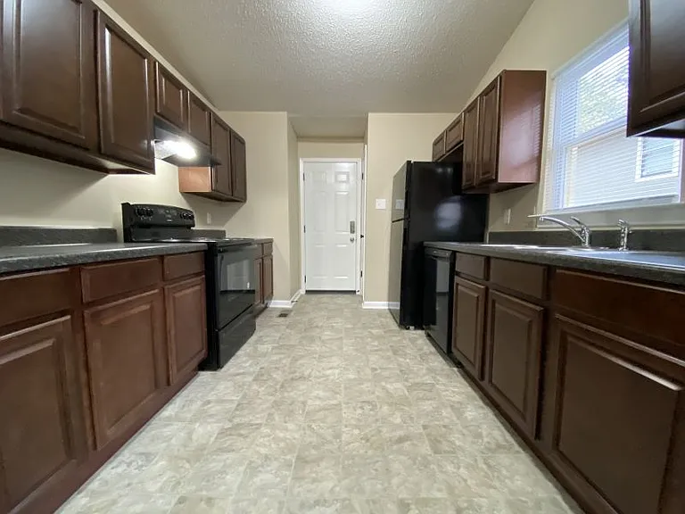 2413 Lehigh Dr — Photo 3