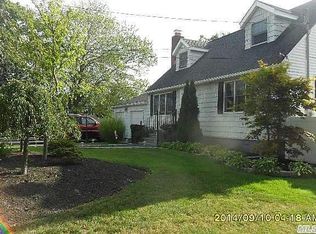 40 Dogwood Rd, West Islip, NY 11795