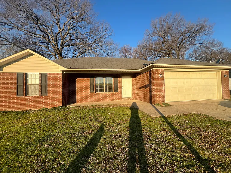 225 Shiloh Dr — Photo 1