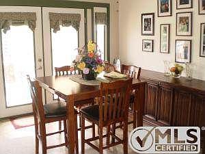 Great Dining Rm w/ lots of Nat'l Light