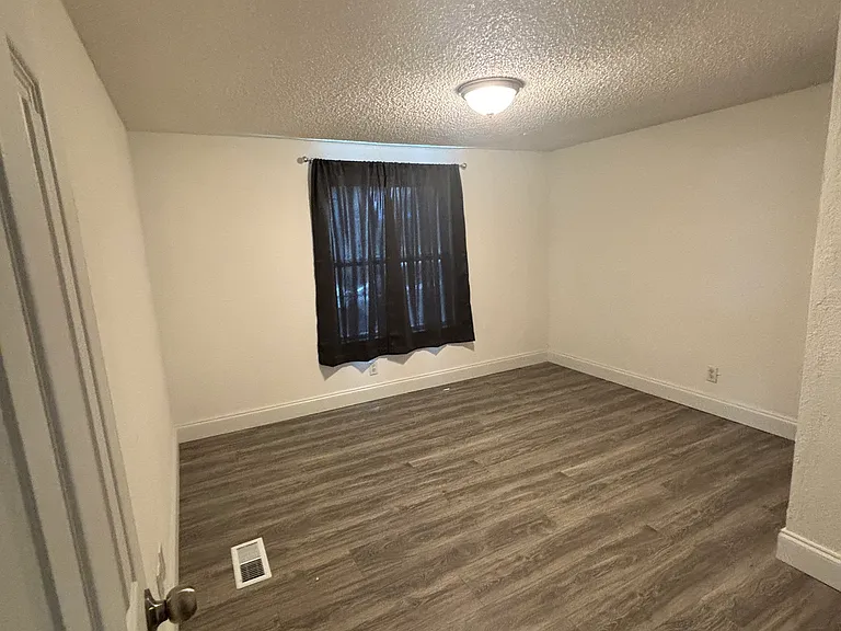 415 Leslie Dr — Photo 8