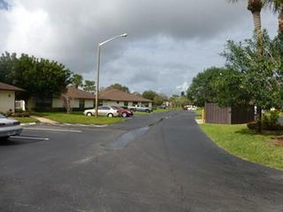2nd image of 1613 Laurel Leaf Ln APT B