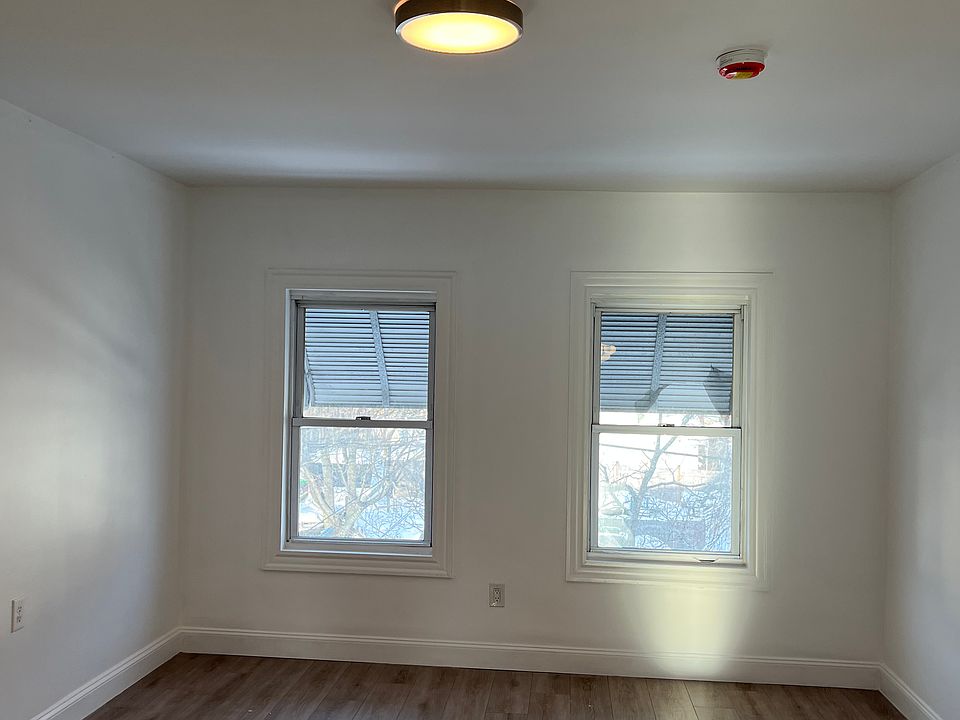 1st image of 10 Holly Ave Floor 1