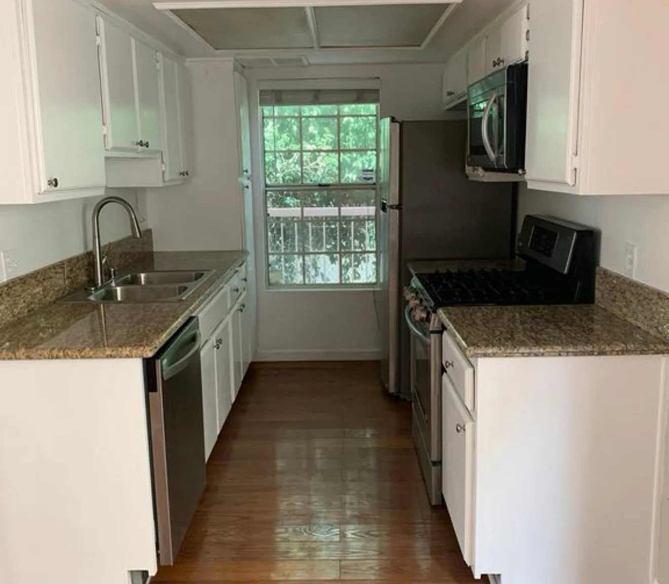 2 bed, 1.5 bath, 909 sqft, $3,050 — Photo 1