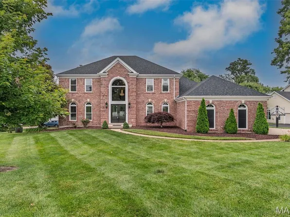 1101 Courtwood Cir, Ballwin, MO 63011