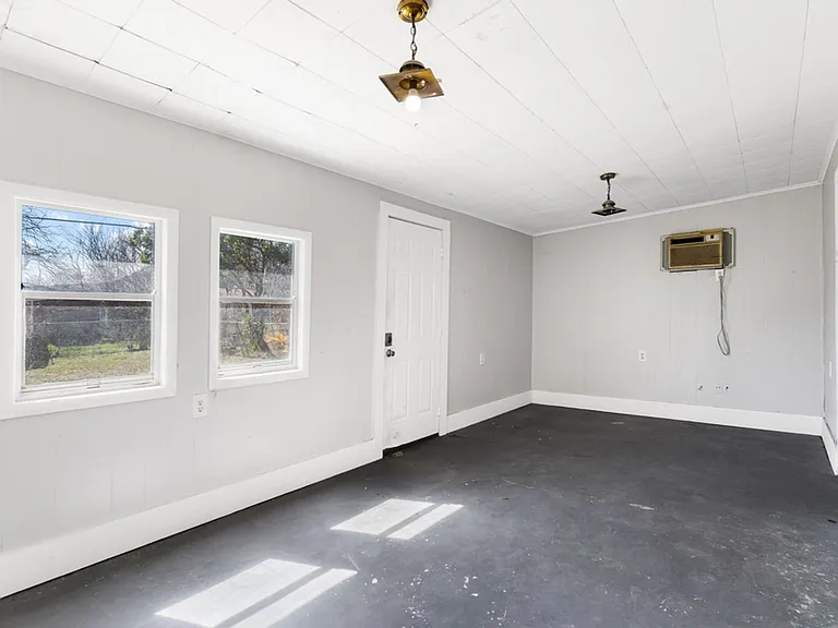 210 Dryden — Photo 21