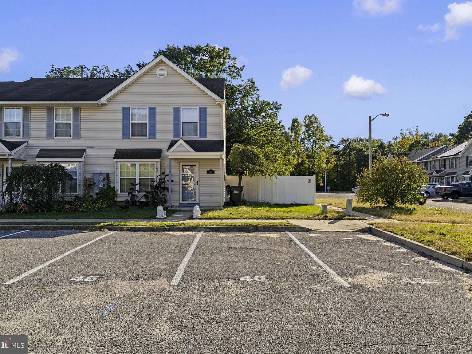 3 bed, 3.5 bath, 1360 sqft, $2,600 — Photo 3