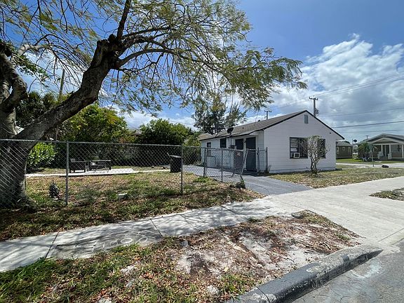 2nd image of 4614 Pinewood Avenue