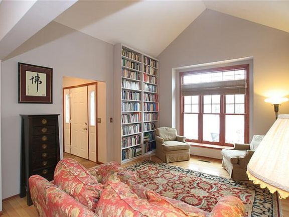 5th image of 265 Kingsfield Ct