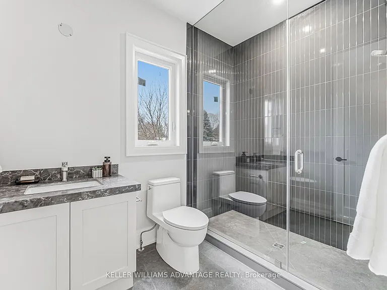 711 Hillview Cres — Photo 32