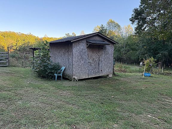 5th image of 195 Laurel Ln