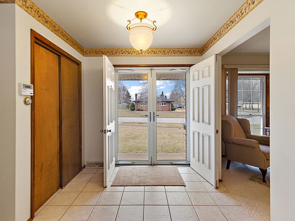 4th image of 813 Louise Ln