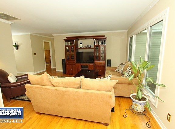 4th image of 1005 N Oakwood Dr