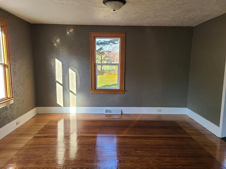 1121 Diamond Ave — Photo 3