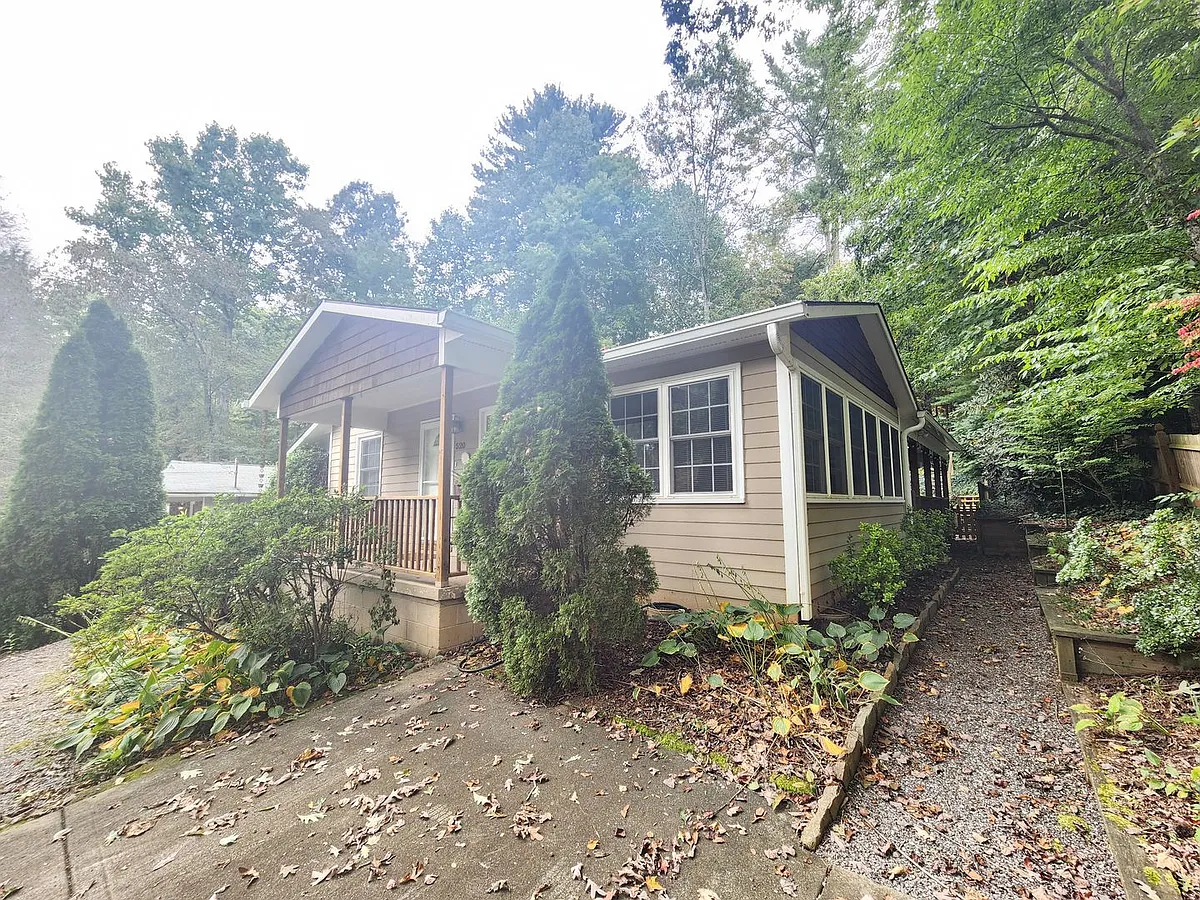 Building Photo - 520 Azalea Ave