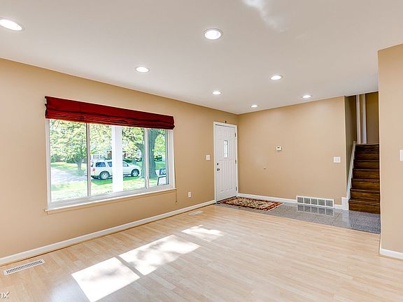 5th image of 6922 Leslee Crest Dr