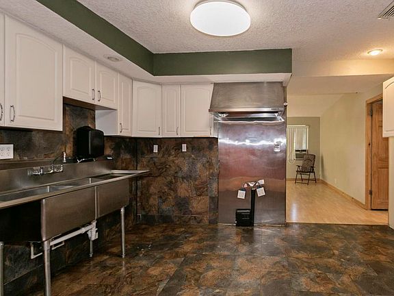 3rd image of 918 4th Ave N