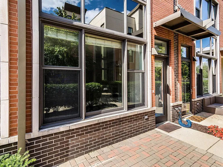 944 N Crosby St — Photo 27