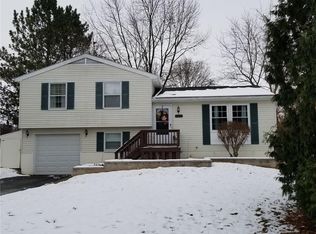 5761 Dalton Dr, Farmington, NY 14425