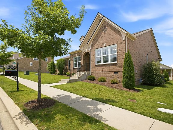 2nd image of 124 Snowden St E