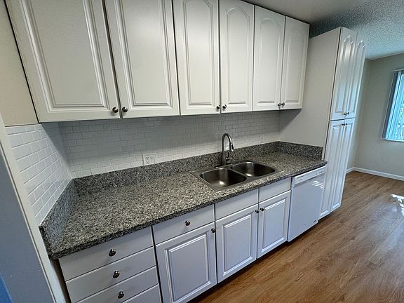 5th image of 1032 W Wilson St #2258A