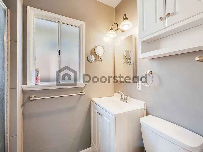 404 Hawthorne St #B — Photo 11