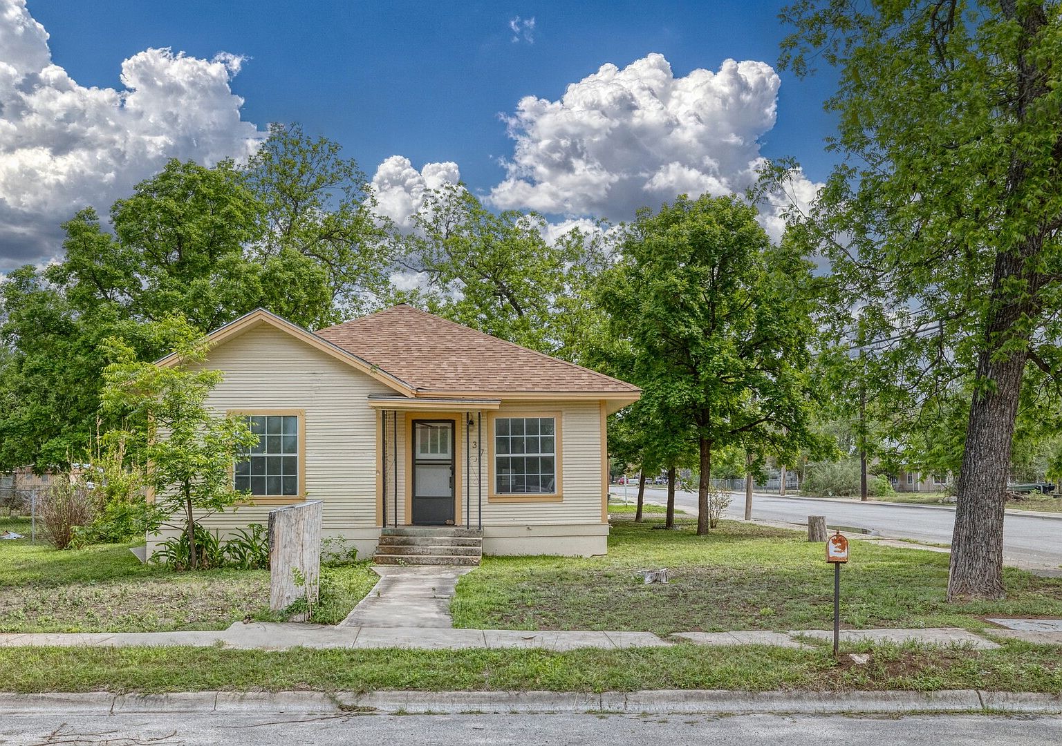 137 W GARDEN ST, Uvalde, TX 78801 | Zillow